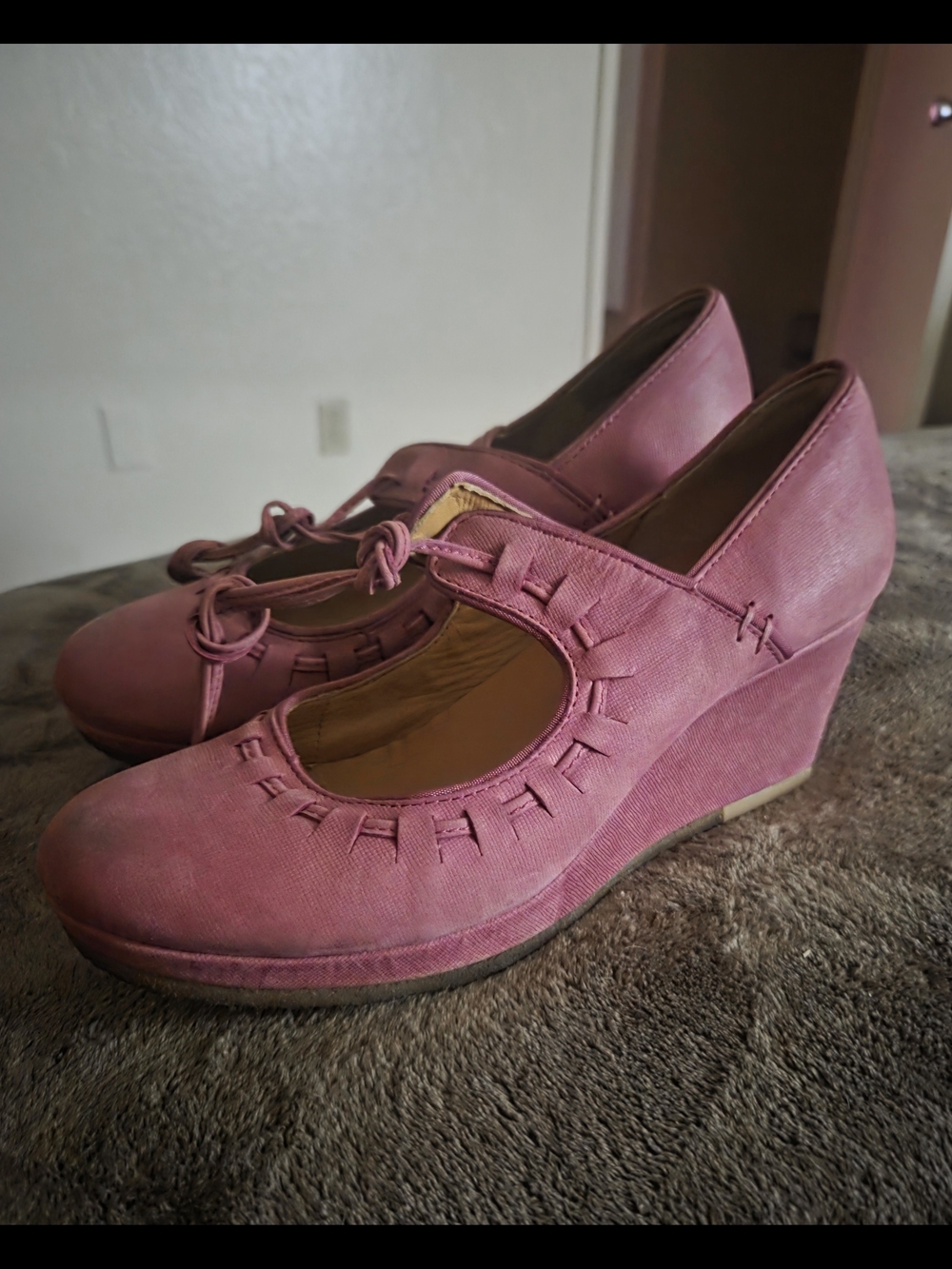 Clarks Originals Velvet Size 9 Women's Pink Wedge with Tie Accent